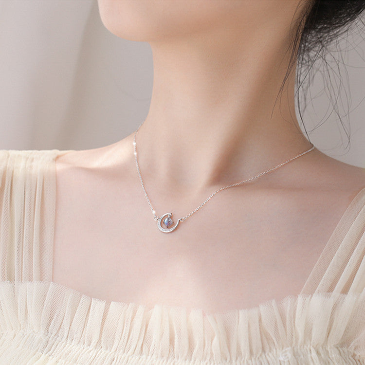 Collar con piedra lunar en forma de luna
