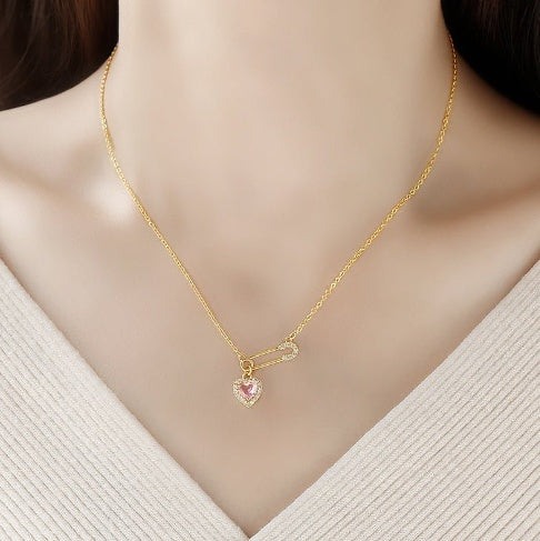 Collar de pin con forma de corazón de diamantes de imitación Diseño de interés especial Exquisita cadena de clavícula de lujo ligero de alta calidad