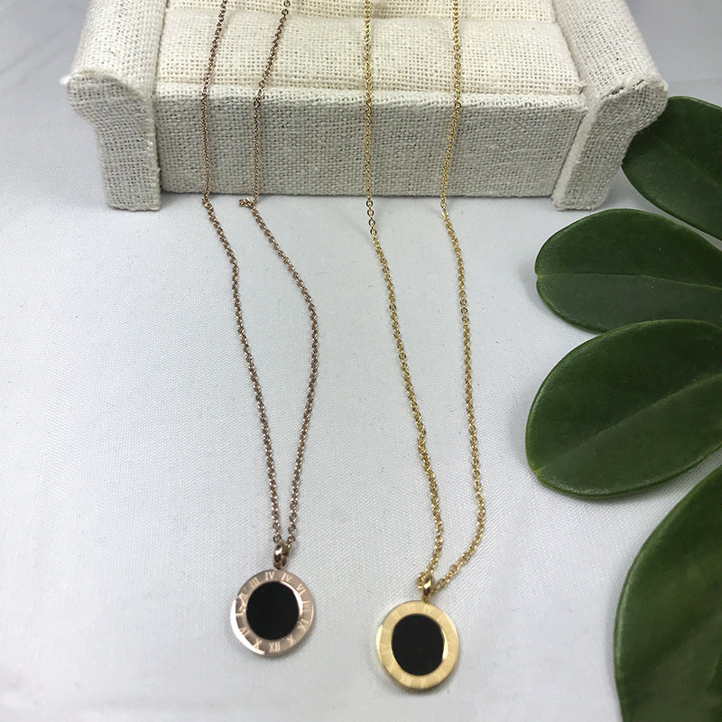 Colgante de concha negra con patrón romano
