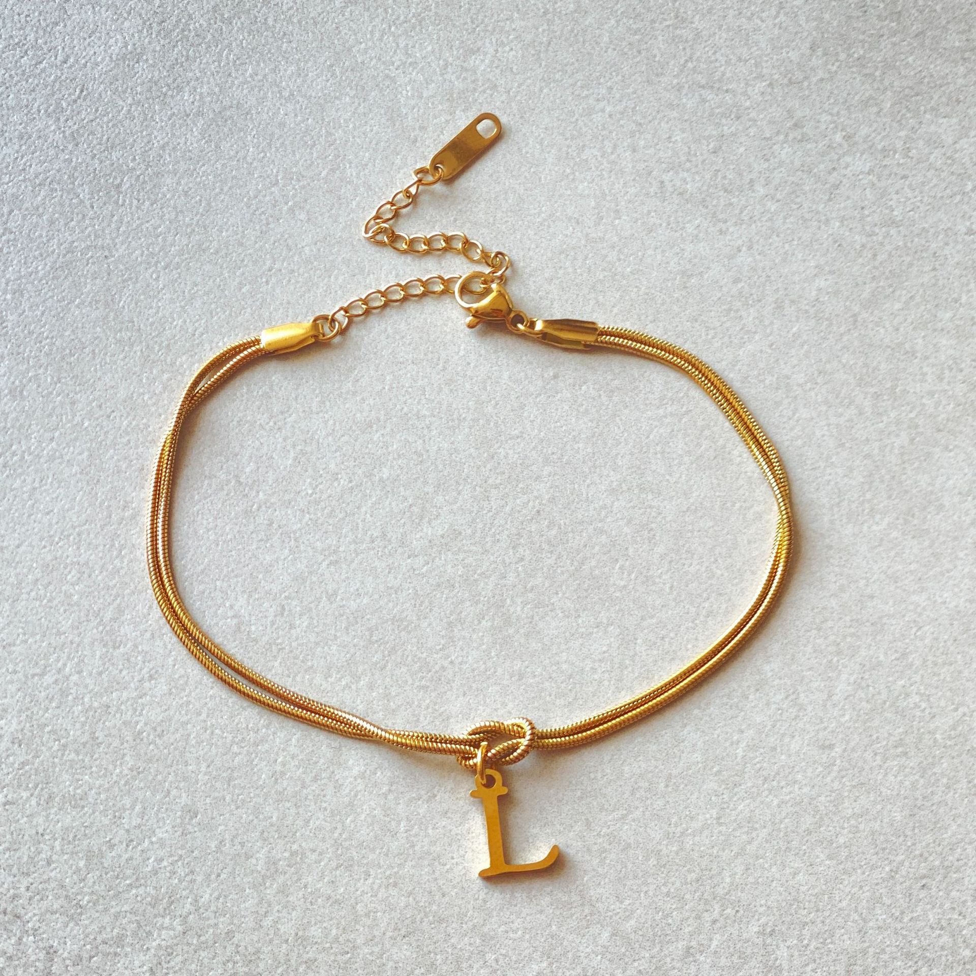 Nuevas pulseras con nudo de amor de la A a la Z para mujer, pulseras con dije de cadena de serpiente delicada de color dorado para parejas, joyería de acero inoxidable, regalo para el Día de San Valentín