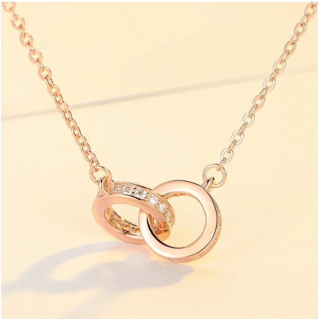 Halskette mit ineinandergreifenden Ringen