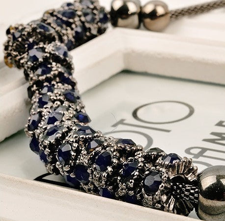 Halskette mit schwarzem Rundsaphir und blauen Diamanten