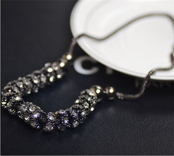 Collar de zafiros negros redondos y diamantes azules