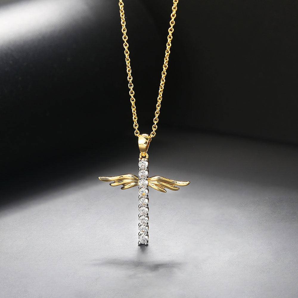 Collar con cruz y alas de ángel