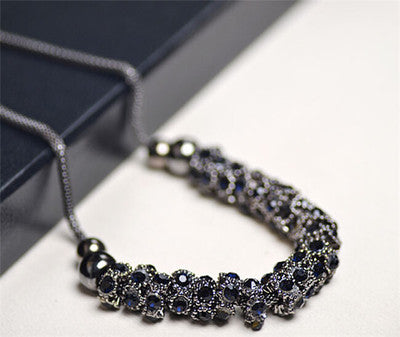 Collar de zafiros negros redondos y diamantes azules