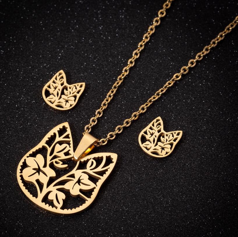 Halskette und Ohrringe dreiteiliger Schmuck