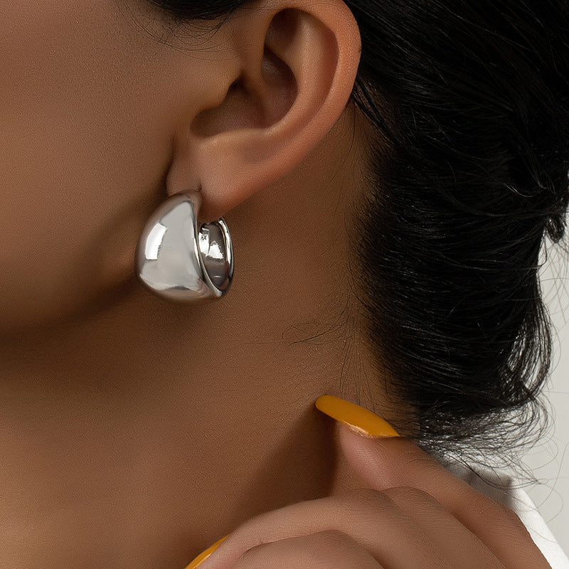 Pendientes C con superficie ancha de metal estilo europeo y americano, de moda sencilla