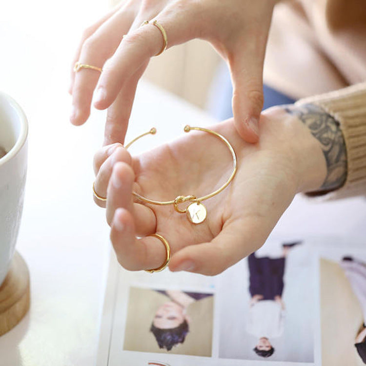 Pulsera con nudo de corazón e iniciales personalizadas