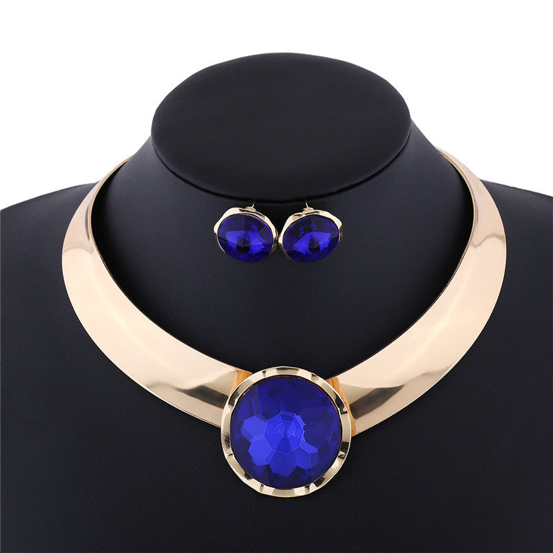 Schmuckset aus Halskette und Ohrringen