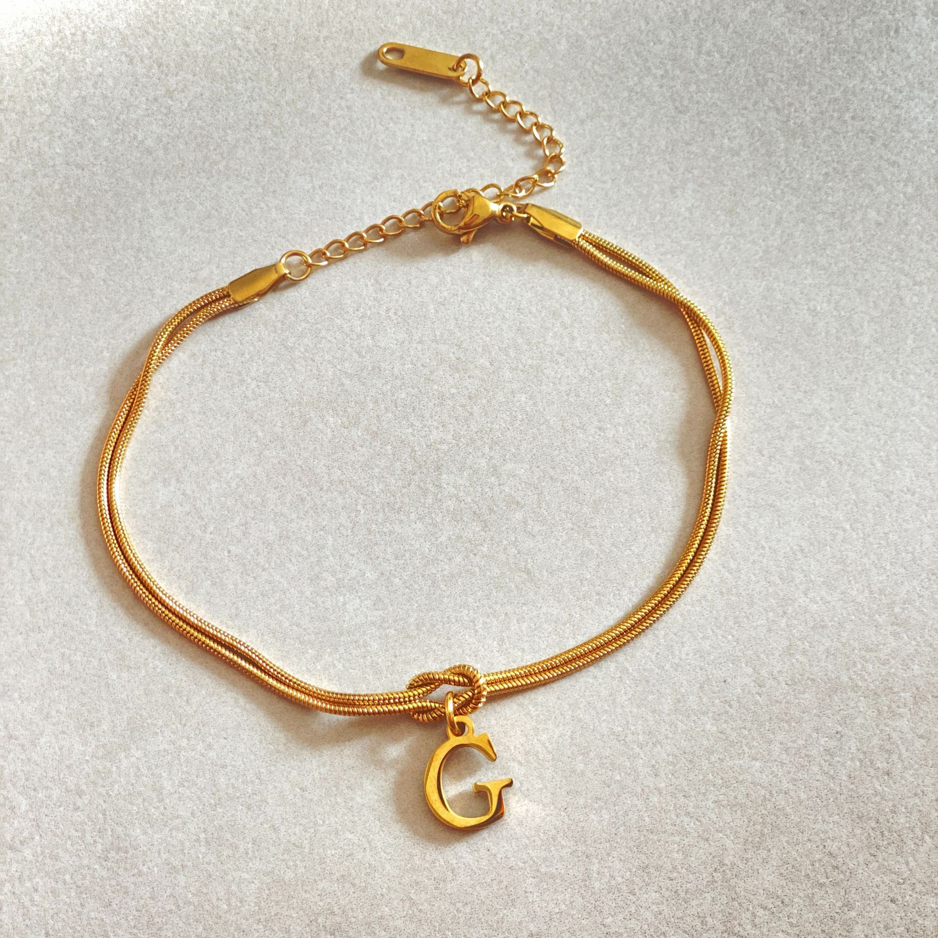 Nuevas pulseras con nudo de amor de la A a la Z para mujer, pulseras con dije de cadena de serpiente delicada de color dorado para parejas, joyería de acero inoxidable, regalo para el Día de San Valentín