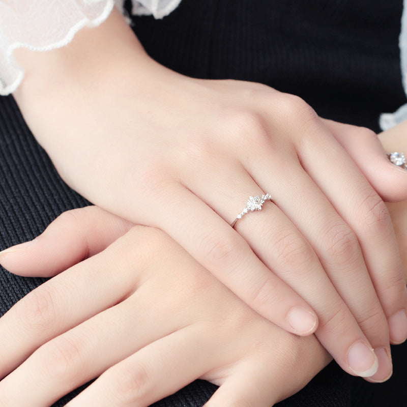 Anillo de Lujo para Mujer con Flor de Copo de Nieve