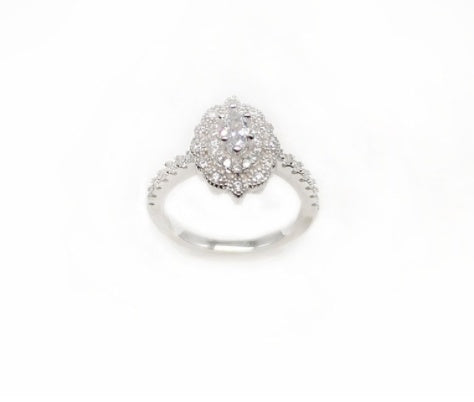 Anillo Ovalado de Plata de Lujo con Diamantes