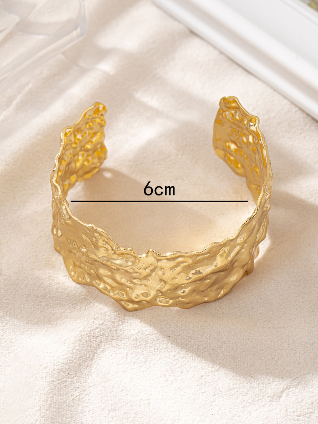 WT-B667 Einzigartige unregelmäßige Linien 18K vergoldetes Messing-Armband mit offener Manschette