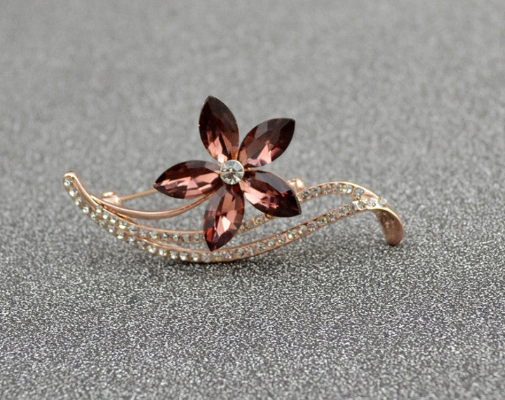 Kristallbrosche mit fünfblättriger Blume