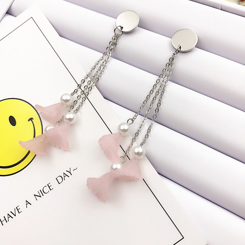 Koreanische Bogenquasten-Ohrringe asymmetrische Perlenblumen-Ohrringe