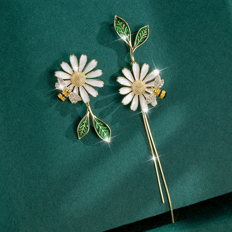 Aretes largos asimétricos con borlas y diseño de abeja floral pintada al óleo en forma de hoja