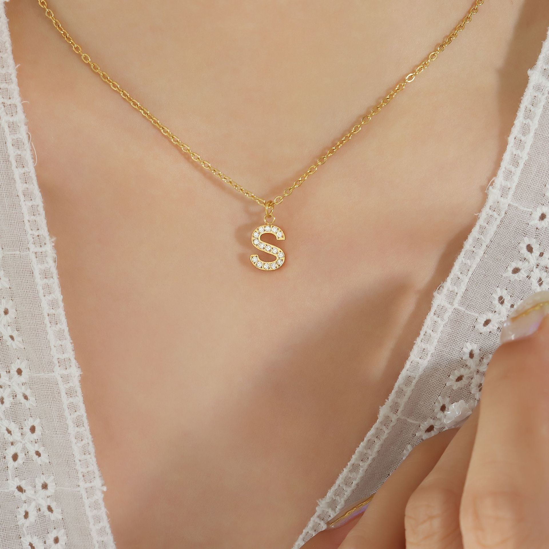 Kleiner duftender Stil Modetrend Niedliches Temperament 26 persönliche Buchstaben Zirkonia Halskette Titanschmuck