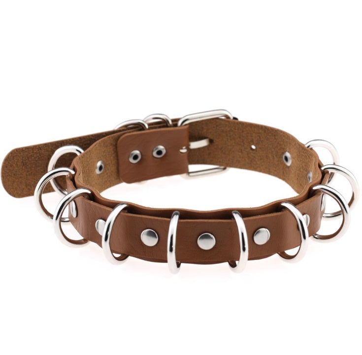 Collar doble de cuero estilo punk exagerado con múltiples aros metálicos