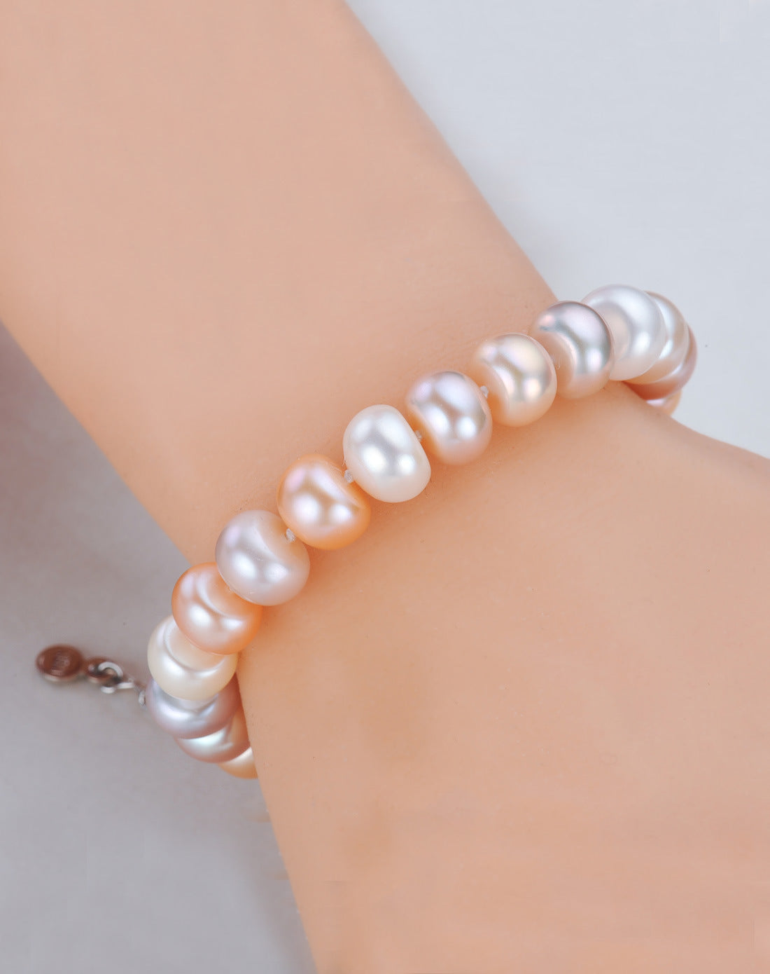 Armband aus Perlen in verschiedenen Farben