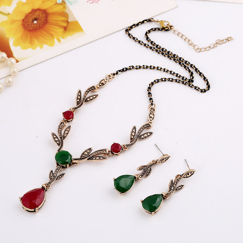 Collar con colgante de gema de resina con forma de hoja y gota de agua