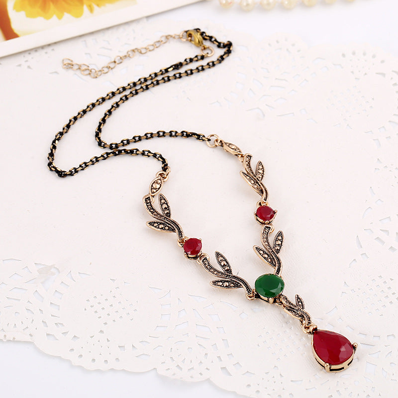 Collar con colgante de gema de resina con forma de hoja y gota de agua