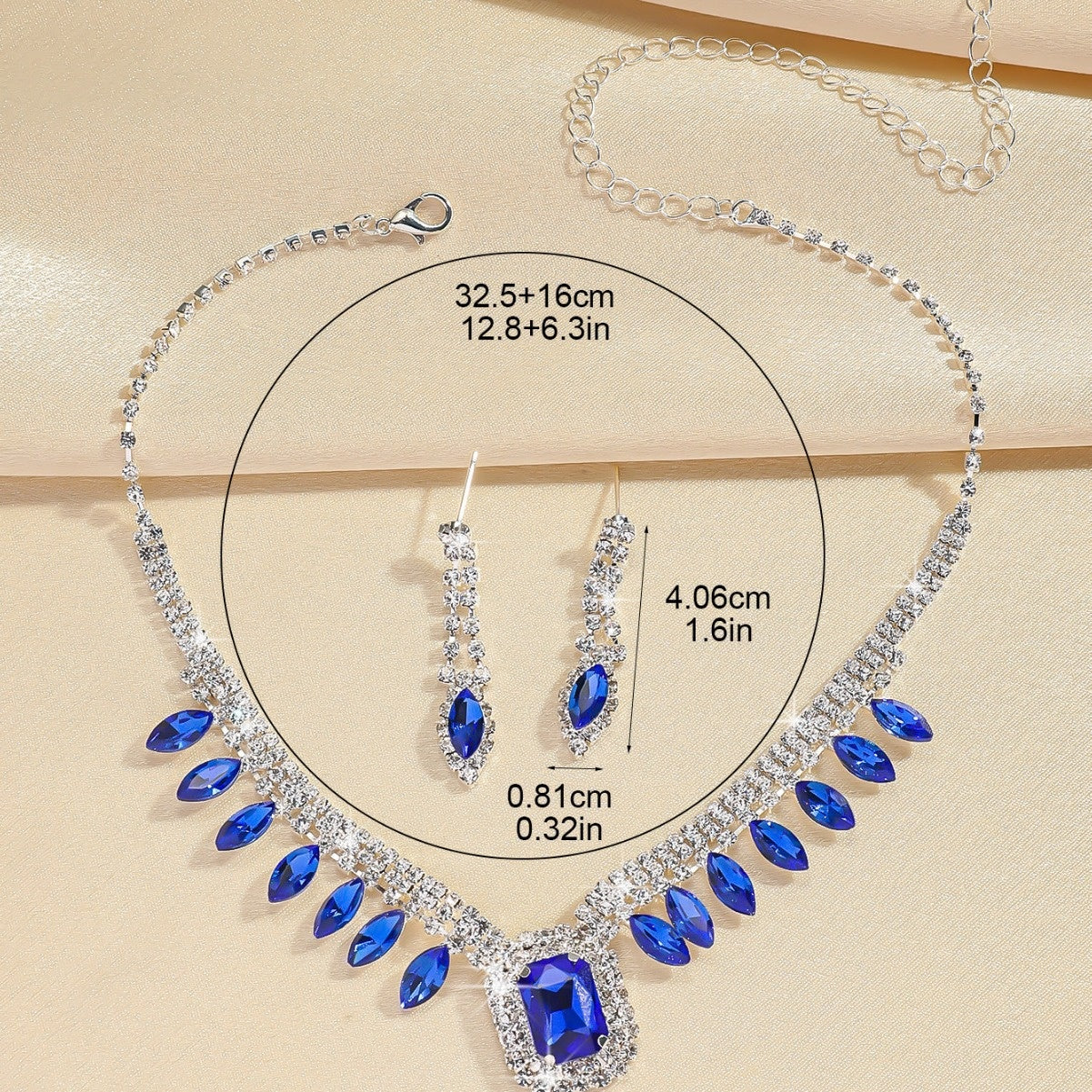 Traje de gala elegante con collar