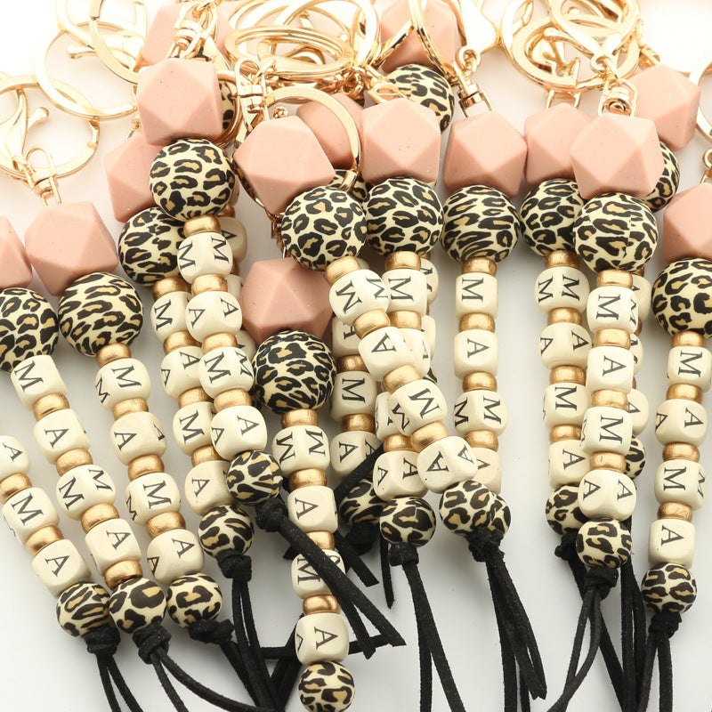 Llavero de cadena de leopardo con colgante de silicona con letras de madera y oblea