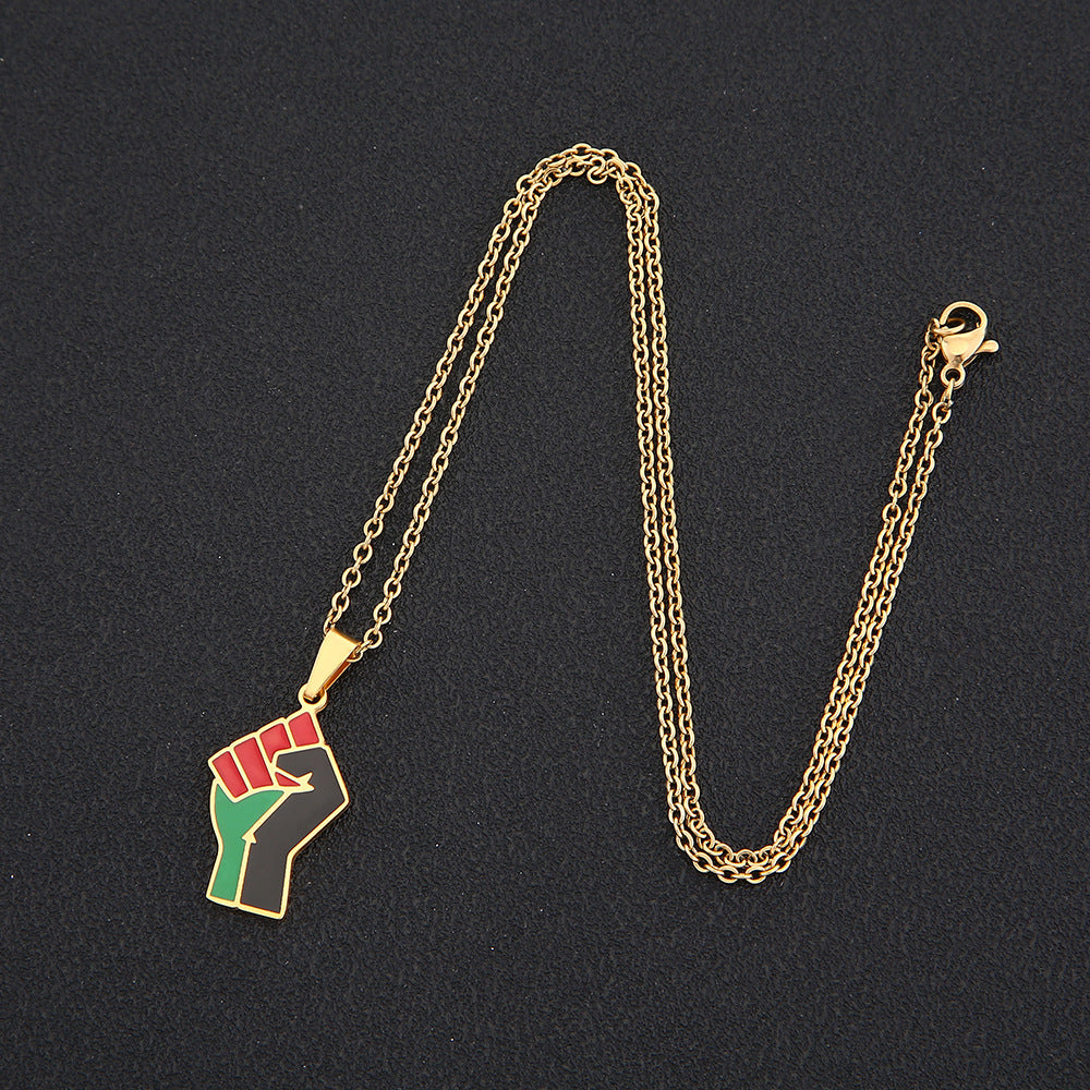 Collar con colgante de acero titanio y símbolo de puño africano