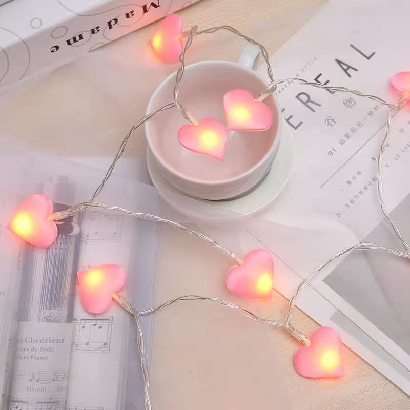 Stoff-Lichterkette mit herzförmigen, romantischen Dekorationen