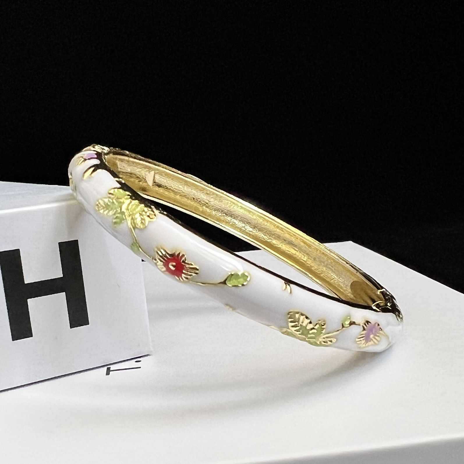 Pulsera de esmalte floral fino de museo