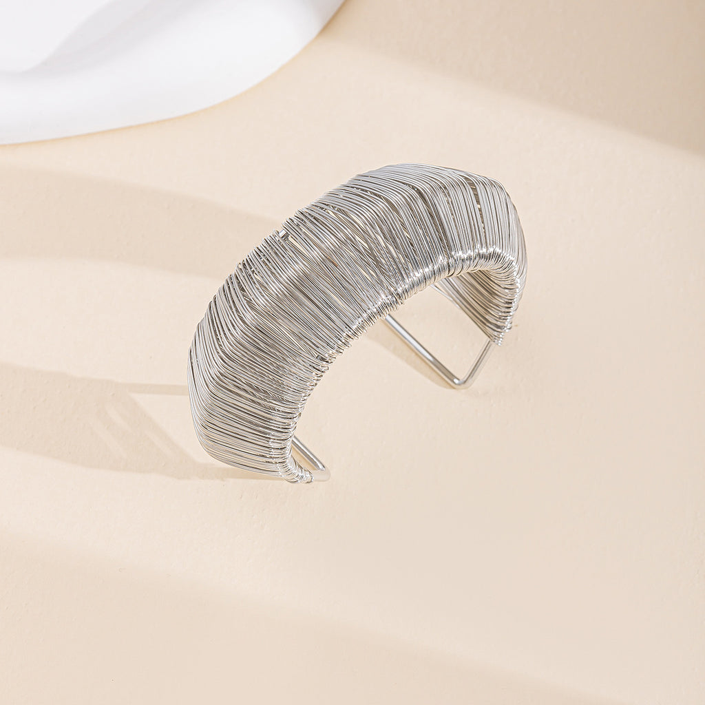 Pulsera en C de aleación cepillada y diseño exagerado