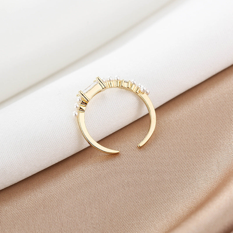 Anillo de aleación con incrustaciones de piedras preciosas, diseño cuadrado sencillo y moderno.