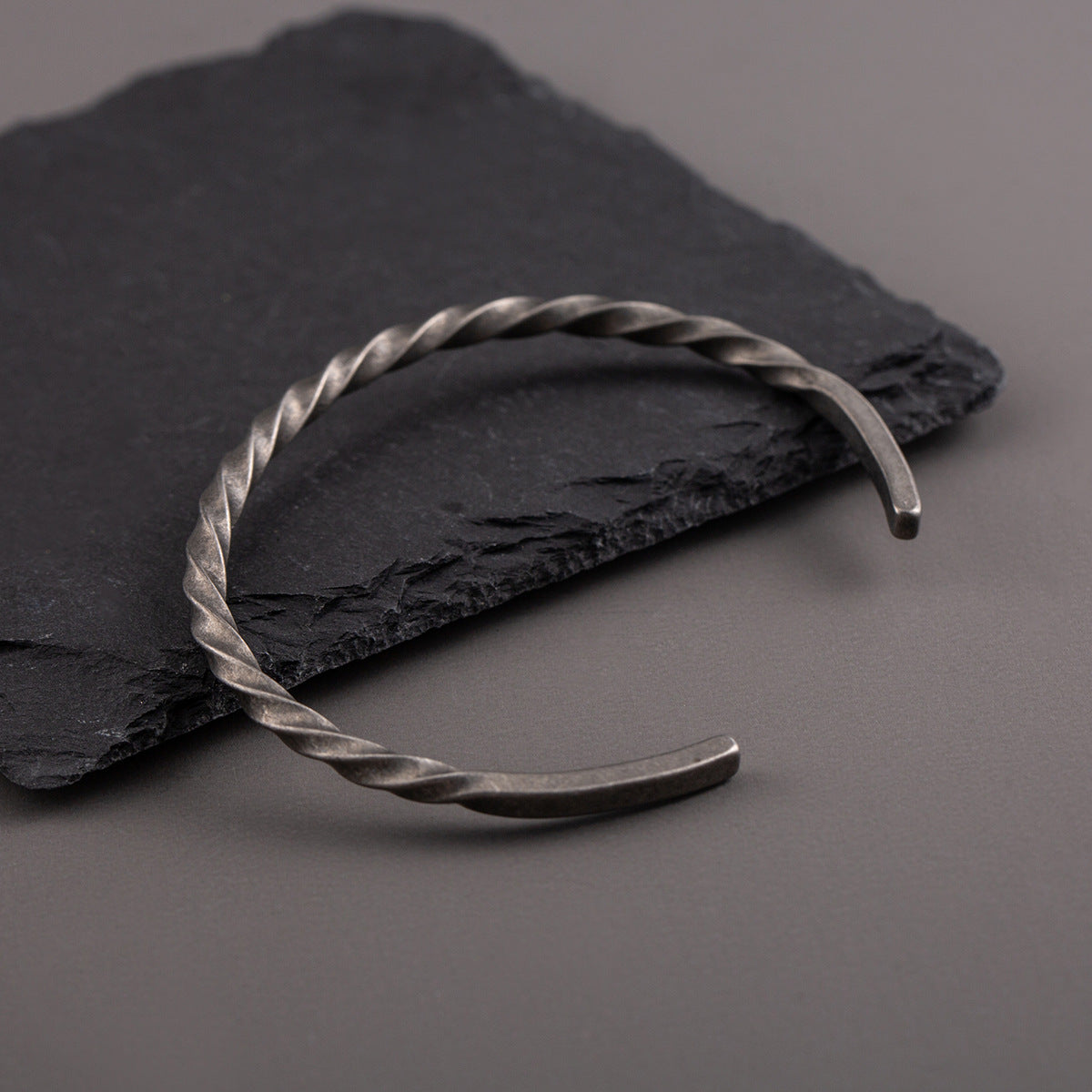 Pulsera cuadrada retorcida de acero de titanio de 3 mm estilo retro