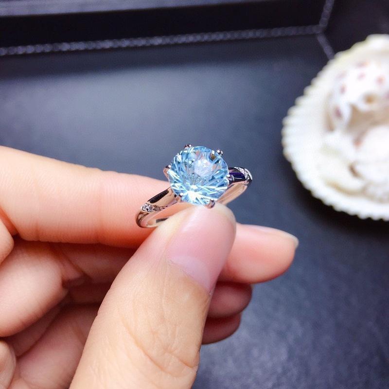 Anillo de topacio azul cielo con talla fuegos artificiales naturales