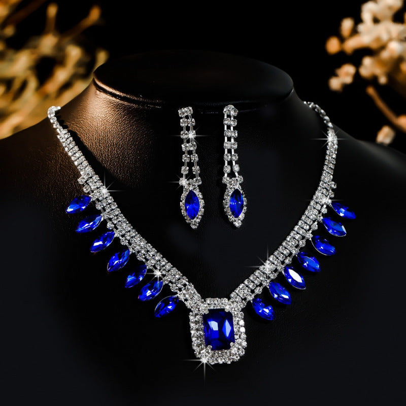 Traje de gala elegante con collar