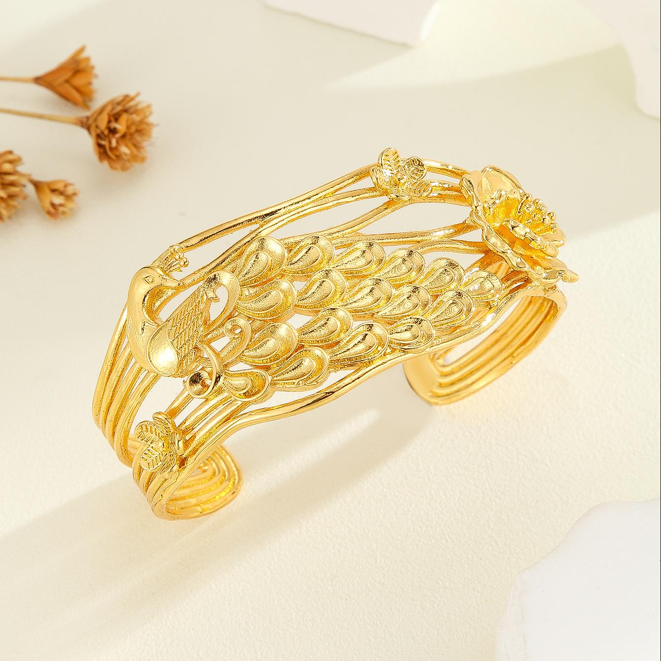 1 pulsera vintage de lujo con textura tallada en oro, exquisita pulsera con diseño de pavo real y flores