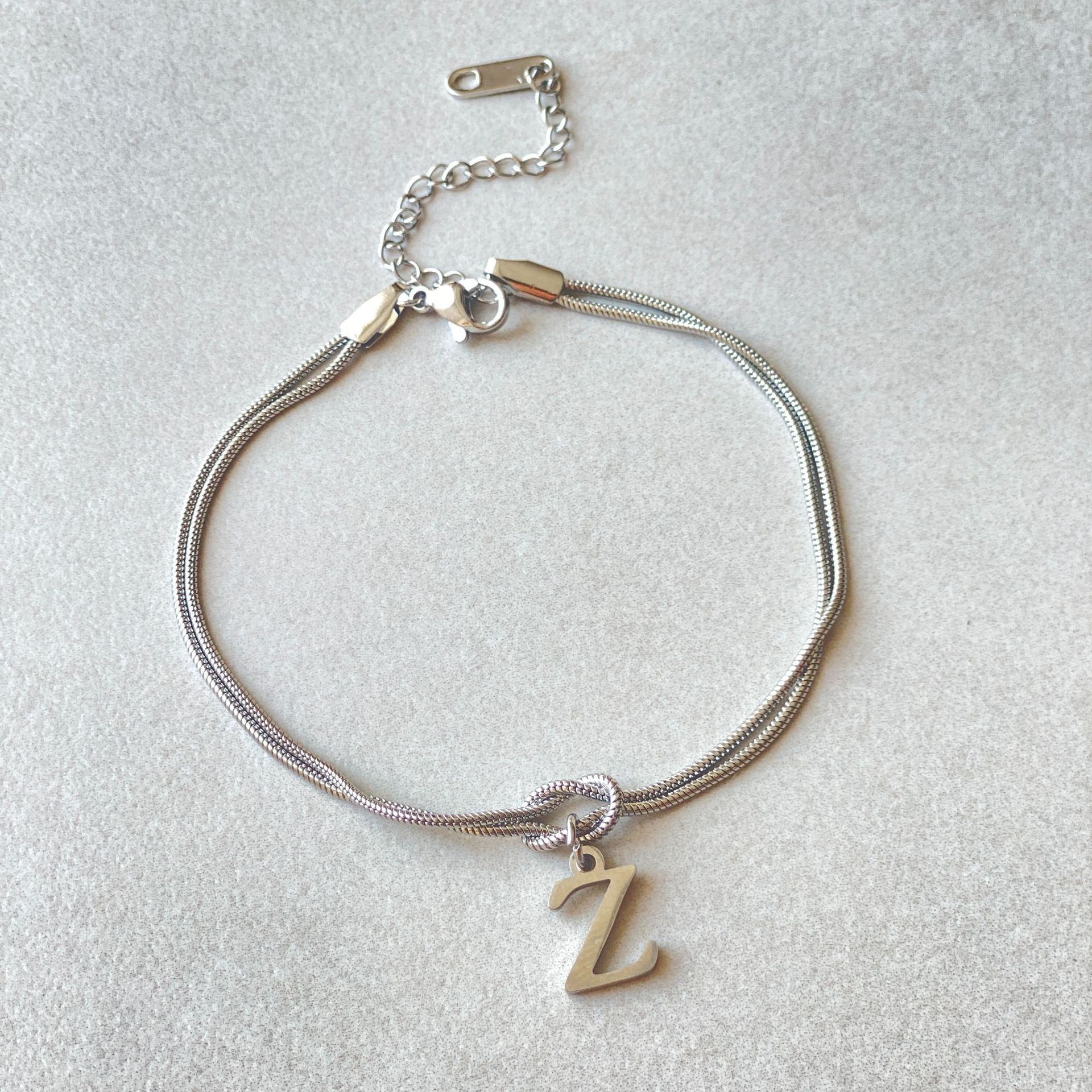 Nuevas pulseras con nudo de amor de la A a la Z para mujer, pulseras con dije de cadena de serpiente delicada de color dorado para parejas, joyería de acero inoxidable, regalo para el Día de San Valentín