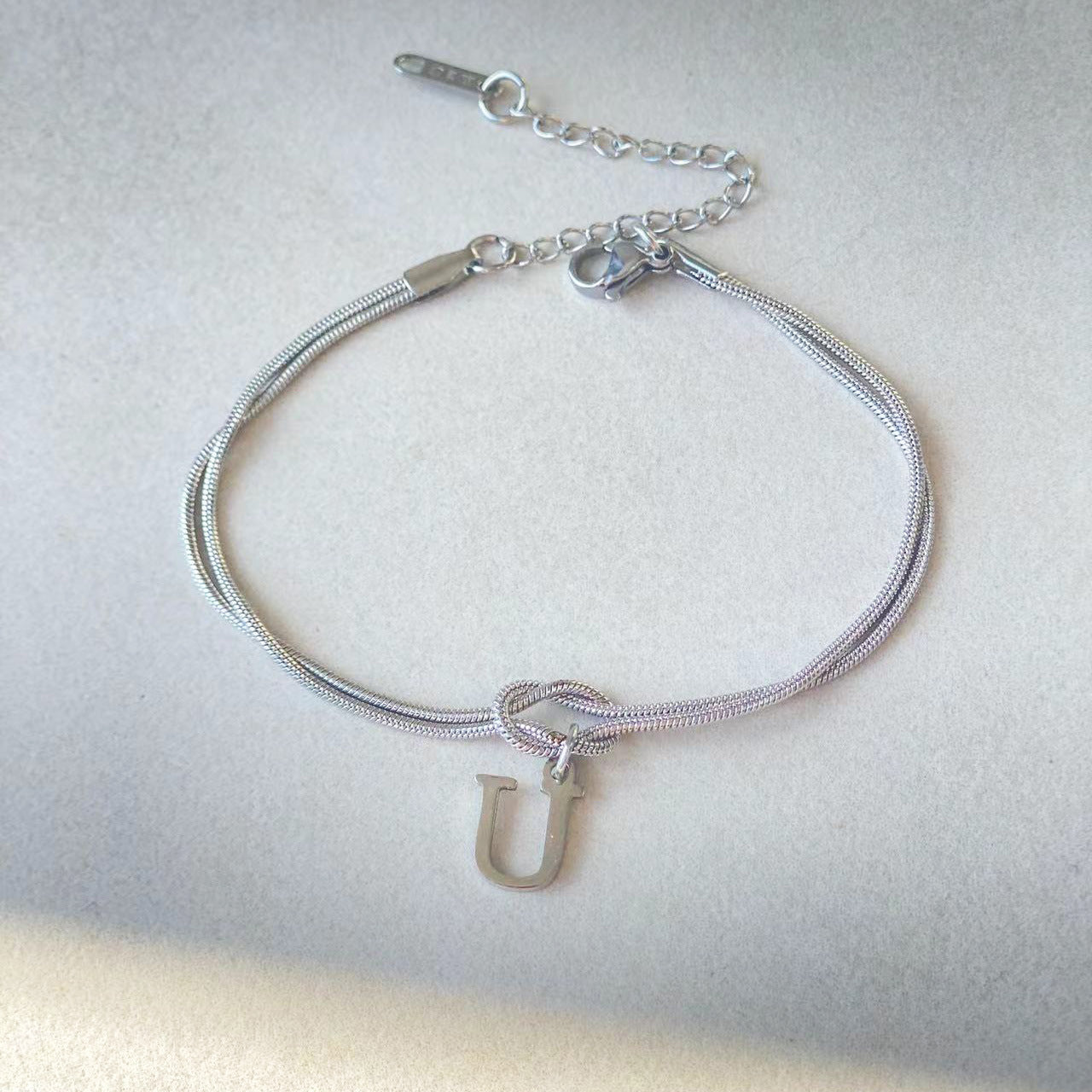 Nuevas pulseras con nudo de amor de la A a la Z para mujer, pulseras con dije de cadena de serpiente delicada de color dorado para parejas, joyería de acero inoxidable, regalo para el Día de San Valentín