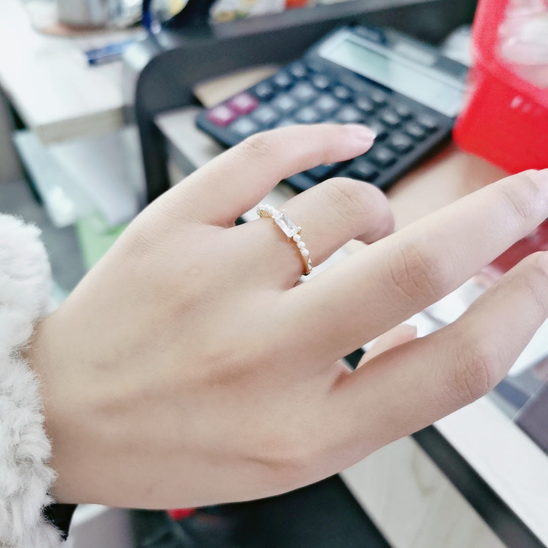 Anillo de aleación con incrustaciones de piedras preciosas, diseño cuadrado sencillo y moderno.