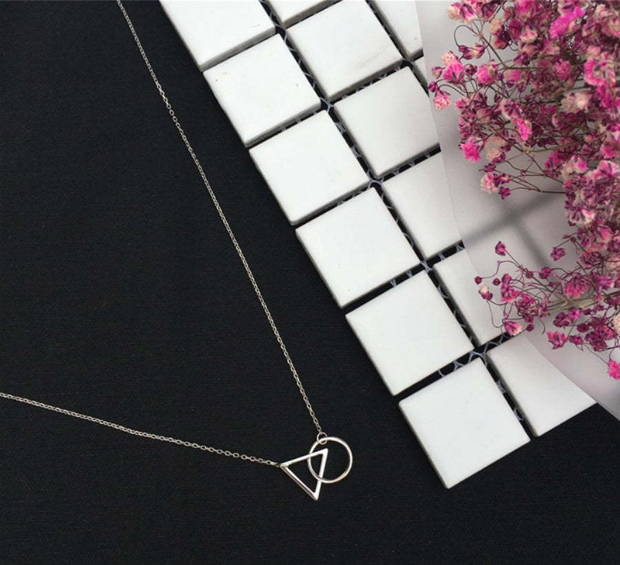 Einfache Halskette mit geometrischem Anhänger aus 925er Sterlingsilber