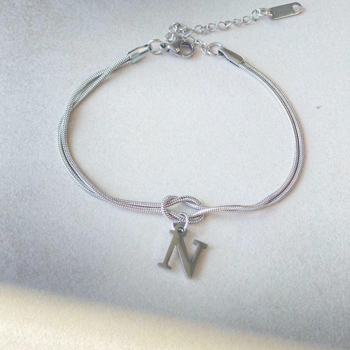 Nuevas pulseras con nudo de amor de la A a la Z para mujer, pulseras con dije de cadena de serpiente delicada de color dorado para parejas, joyería de acero inoxidable, regalo para el Día de San Valentín