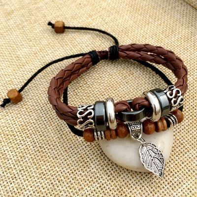 Armband aus geflochtenem Leder mit Kreuznieten