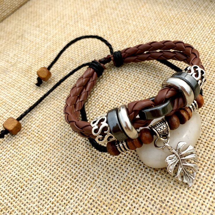 Armband aus geflochtenem Leder mit Kreuznieten