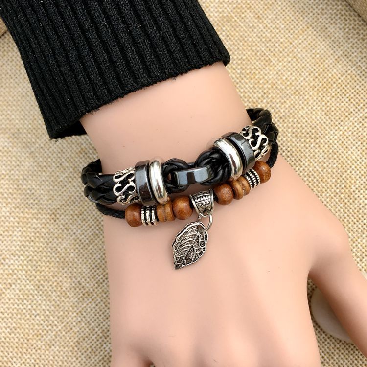 Armband aus geflochtenem Leder mit Kreuznieten