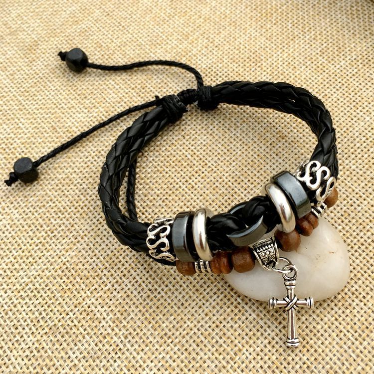 Armband aus geflochtenem Leder mit Kreuznieten