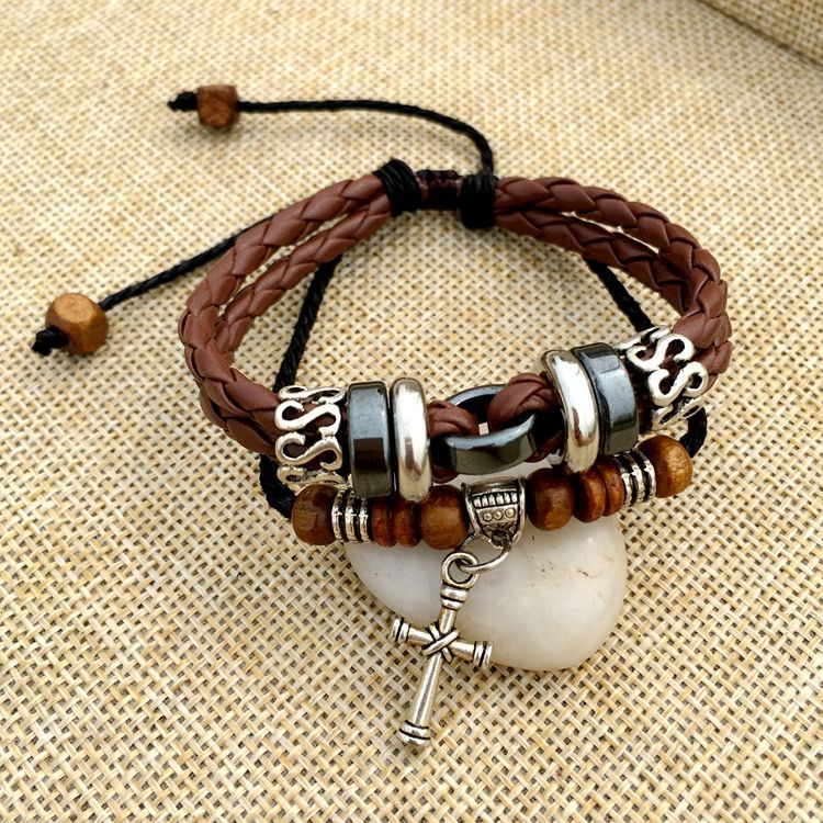 Armband aus geflochtenem Leder mit Kreuznieten