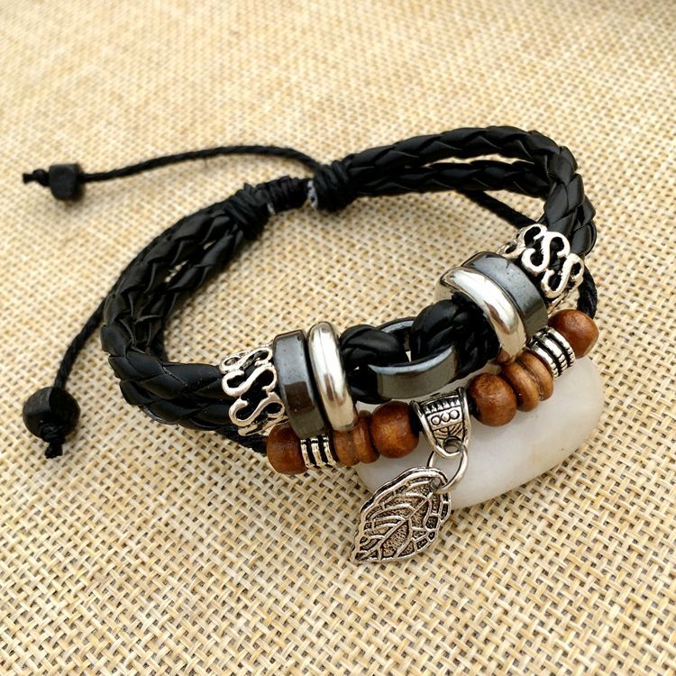 Armband aus geflochtenem Leder mit Kreuznieten