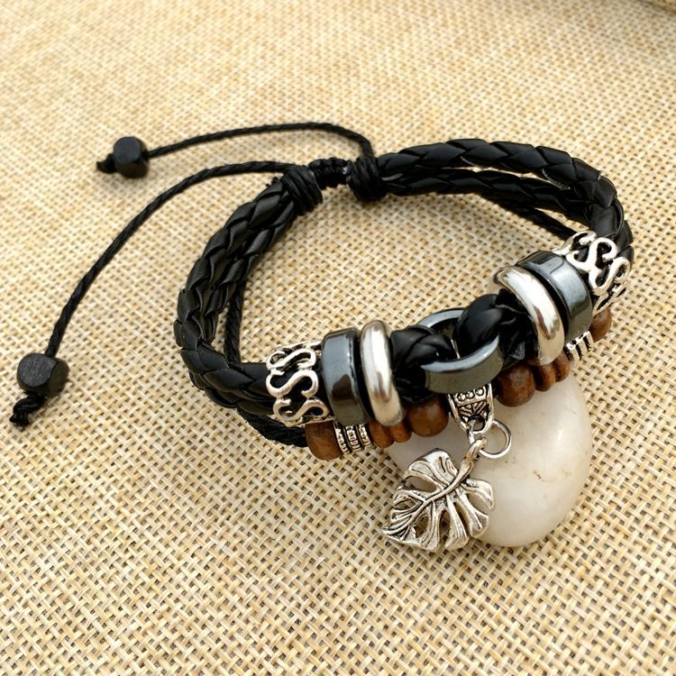 Armband aus geflochtenem Leder mit Kreuznieten