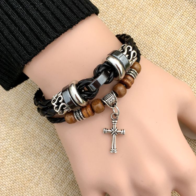 Armband aus geflochtenem Leder mit Kreuznieten