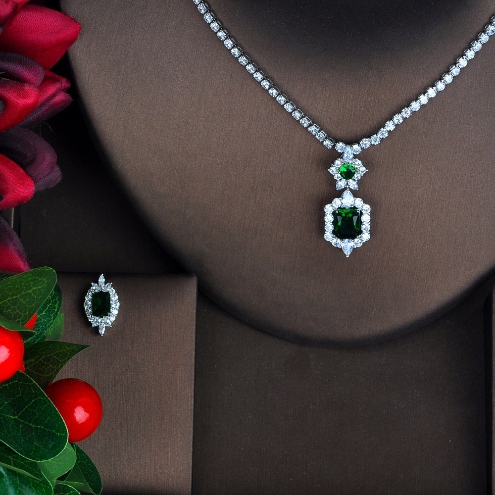 Einfaches Anhänger-Set mit dunkelgrüner Halskette und Ohrringen